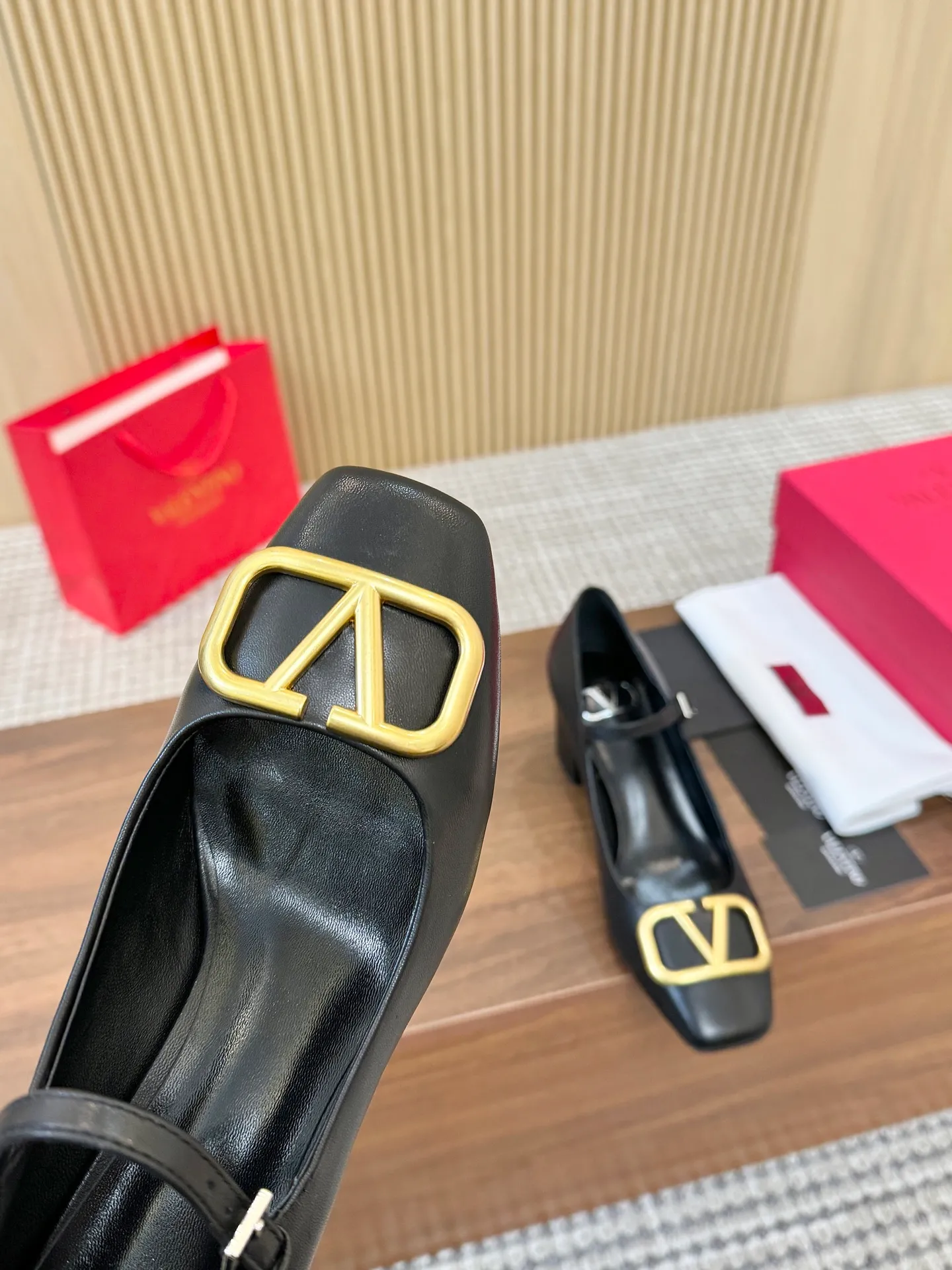 👟👟Ex-factory price 460👟👟 Genuine leather sole + 40 Valentino. Large v-buckle sandals ㊙️Latest series of counters Authentic grade version with perfect details. Authentic products are made one to one. All details are consistent with genuine ones. The upper foot is very pedicure type. The key point is that it is very good and easy to control. It does not grind the feet and does not tire the feet. Walking artifact, exclusive mold opening. The highest version on the market. Fabric: imported mixed sheepskin, lining and foot pads are all sheepskin. Code number (34 to 42) Customized sizes 34 and 42 are non-refundable and non-exchangeable. Heel height: 7.5CM, rubber sole, leather sole +40
